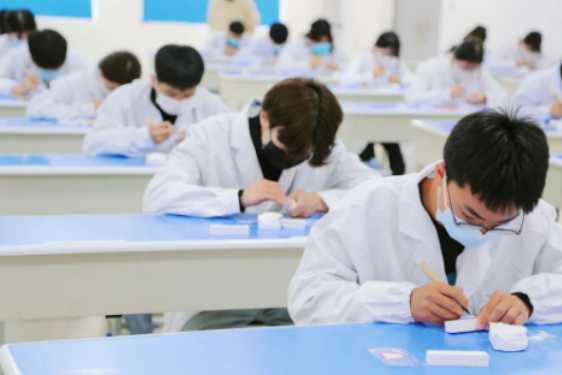 学口腔修复技术专业就能当牙医吗-广东技校排名网